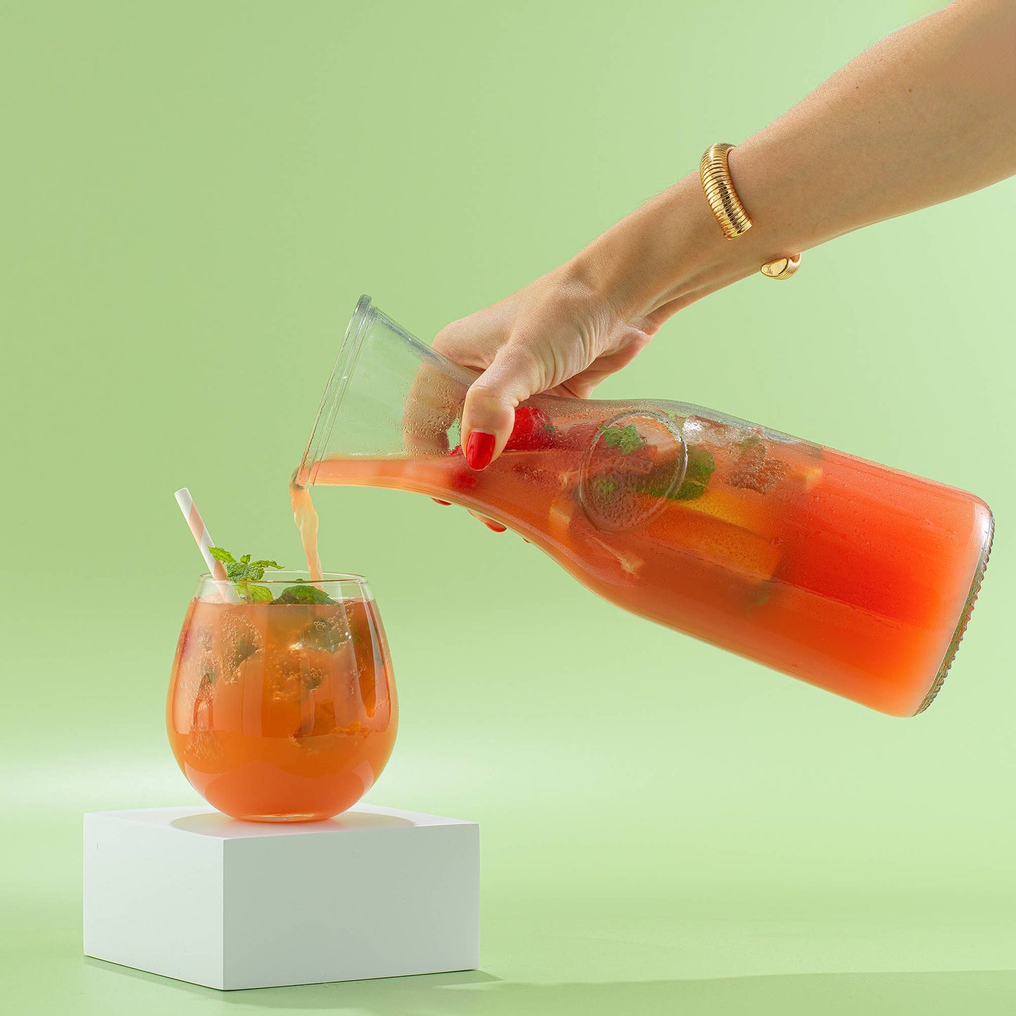 JoyJolt Hali Glass Carafe Set – 35oz (Set of 3) with Lids